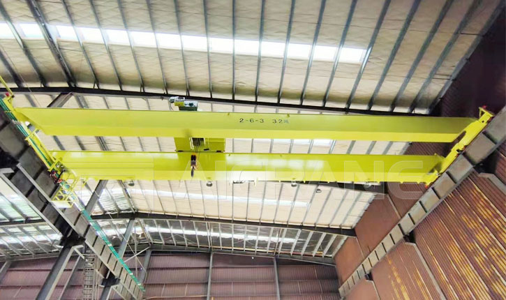 overhead-crane-in-warehouse